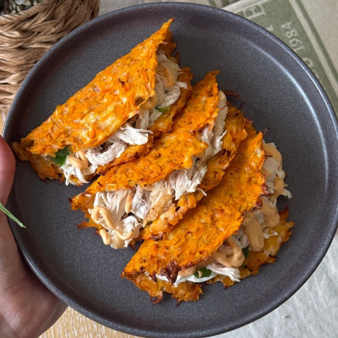 Tacos de camote crujientes con pollo deshebrado